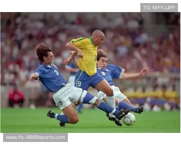 驰骋绿茵场上的足球巨星瞬间，尽显速度与力量的完美结合